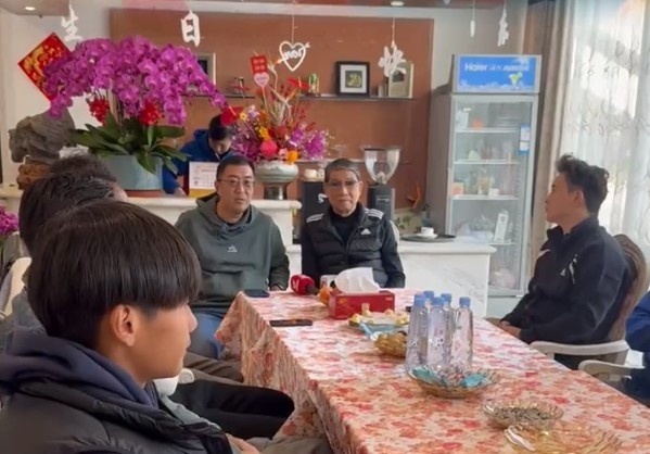  申花董事長(cháng)谷際慶帶領(lǐng)部分球員，前往崇明基地看望徐根寶指導