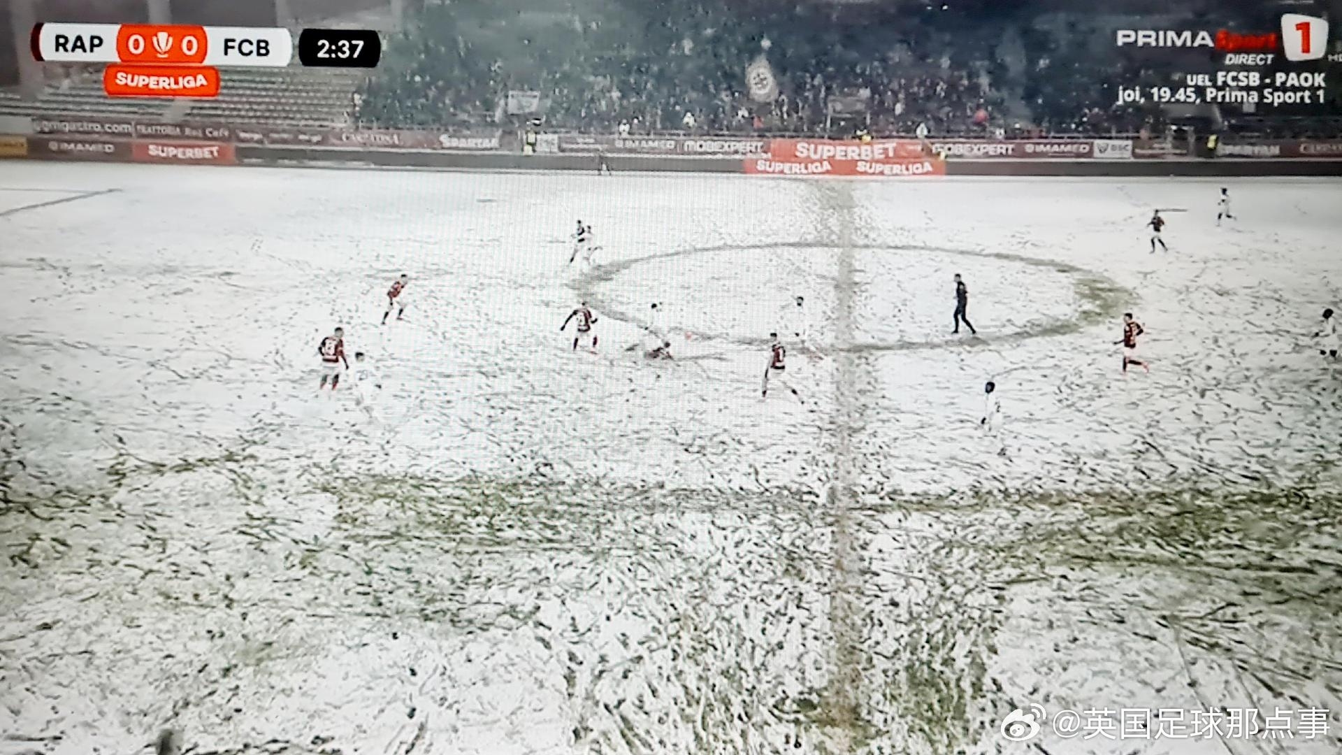  昨晚的羅馬尼亞聯(lián)賽，場(chǎng)內下大雪，客隊還被允許穿白色球衣……