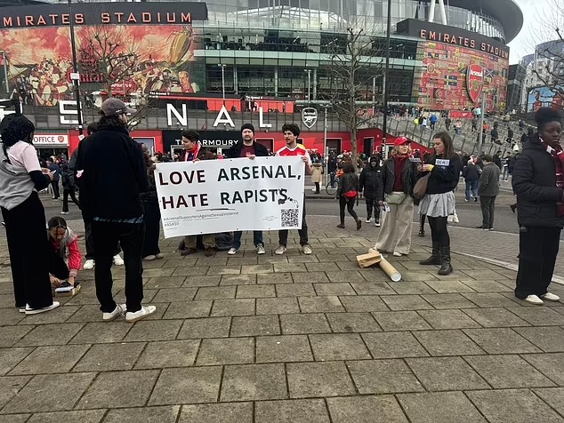 人性>足球，阿森納球迷在西漢姆賽前組織了抗議強奸犯活動(dòng)