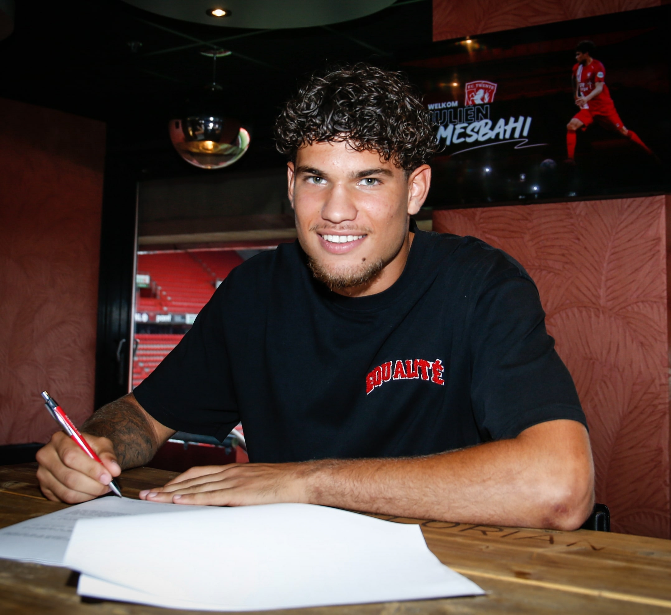  官方：摩洛哥歸化特溫特19歲荷蘭籍后衛喬林-梅斯巴希