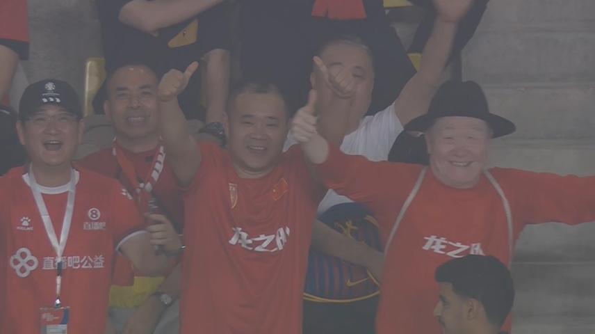  直播吧元素也到了國足比賽現場(chǎng)??球迷穿著(zhù)直播吧公益的球衣