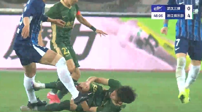  王鈺棟傷退！鄭凱木身后踢倒+踩中王鈺棟腳踝，后者被擔架抬下