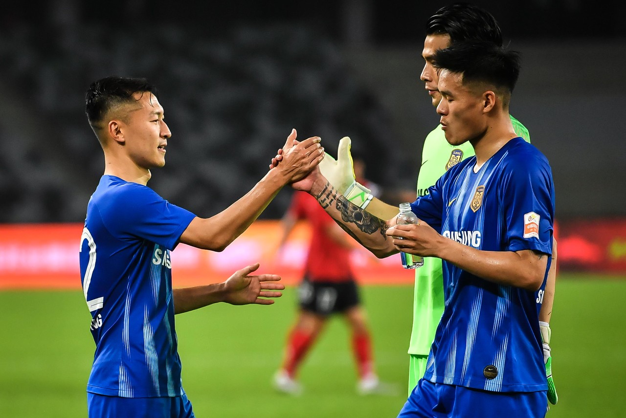  前隊友相聚！吳曦、李昂分別代表申花、海港出席超級杯發(fā)布會(huì )