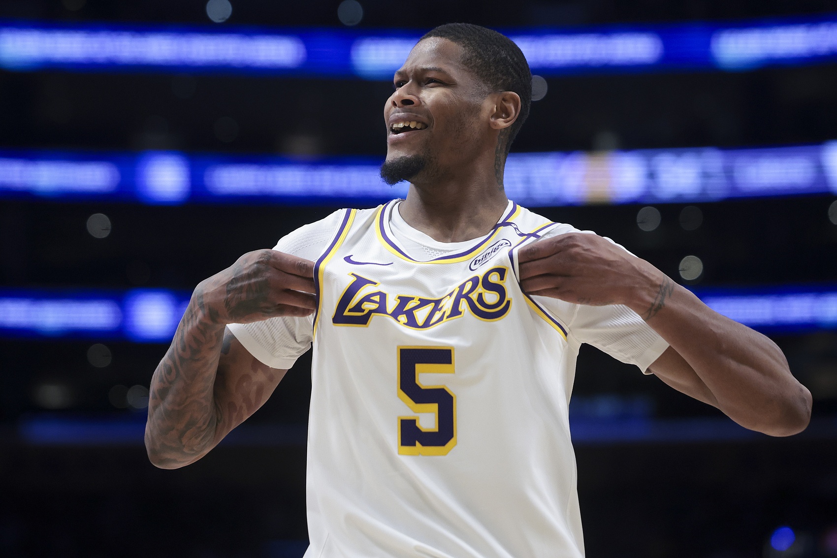  名記：湖人或裁掉某個(gè)人創(chuàng  )造空缺引進(jìn)中鋒 最可能是雷迪什或伍德