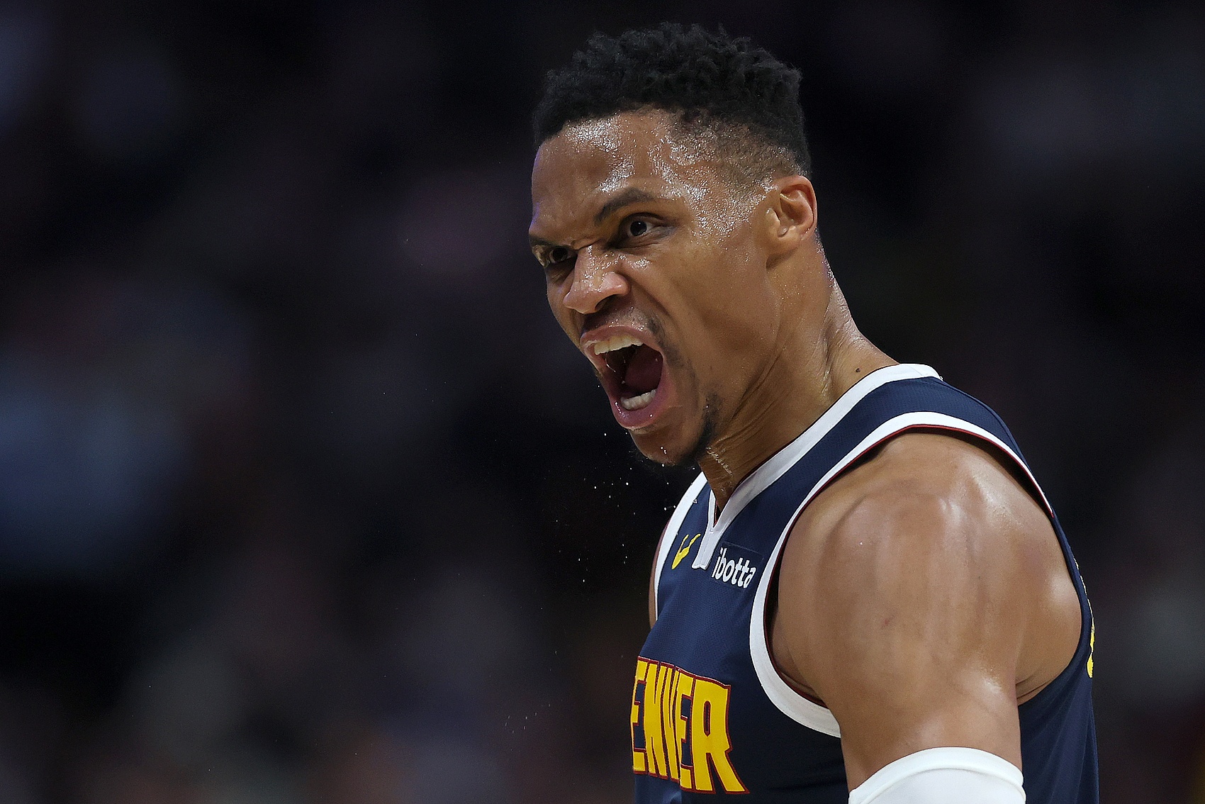  充滿(mǎn)激情！威少戰舊主半場(chǎng)11投3中得到9分6助2斷3失誤 正負值-7