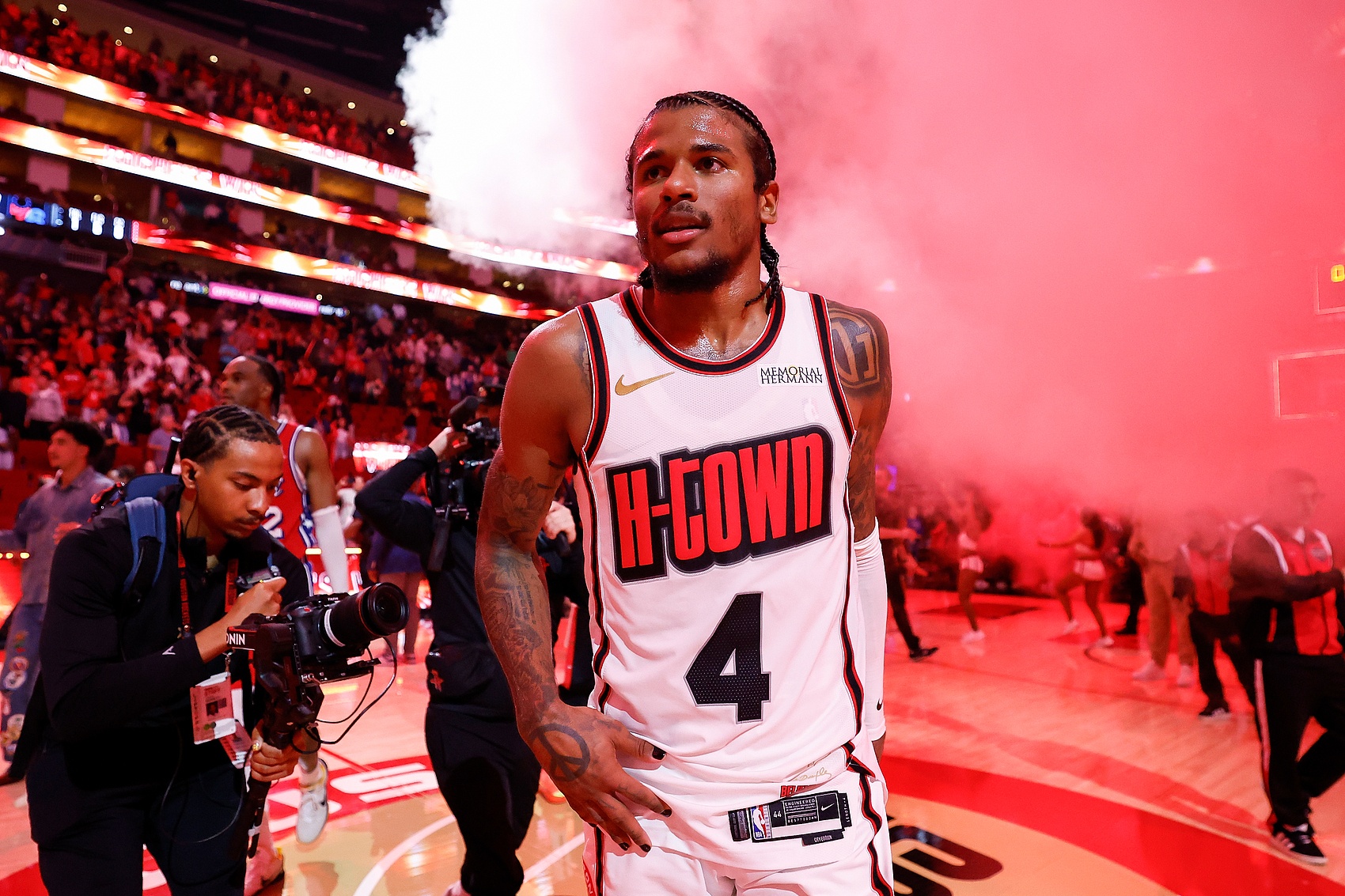  媒體人：杰倫-格林越來(lái)越適應外線(xiàn)核心的角色 申京處理球需更果斷