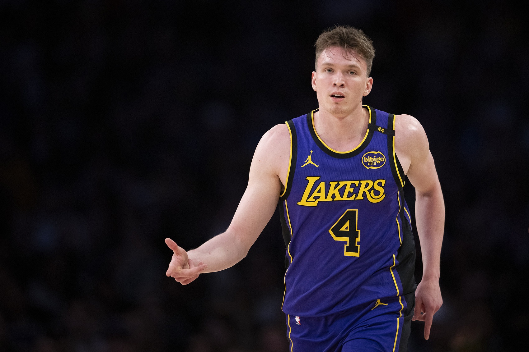  投得很準！克內克特半場(chǎng)3記三分拿到10分1板1助