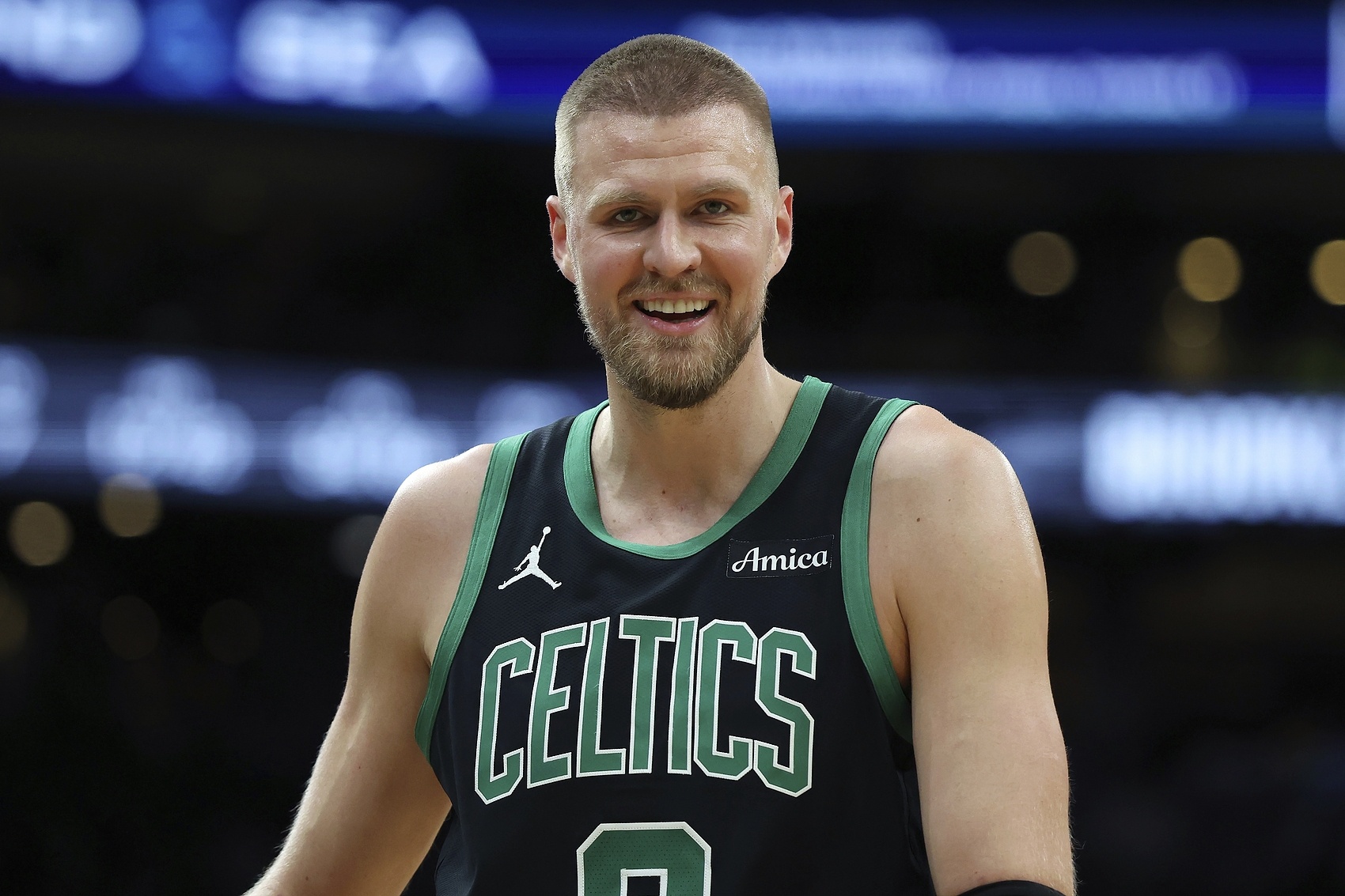  今天是波神！波爾津吉斯上半場(chǎng)12中6爆砍21分8板4助1斷 三分5中3